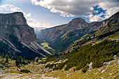 Trekking nel Parco Naturale Puez-Odle. La lunga discesa dal Rifugio Puez a Selva in Valgardena lungo la Vallelunga. 